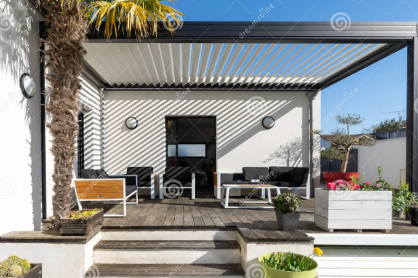 Taman teras dengan kursi santai dan pergola cantik